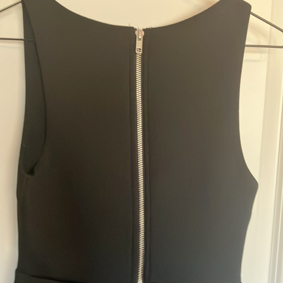 Fabulous LBD sleeveless and scooped V neck dress with exposed zip down back - Picture 9 of 15